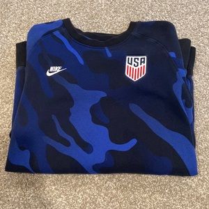 Nike USA soccer crewneck size M